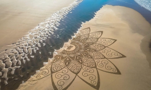 沙滩巨画