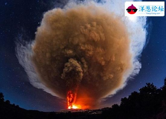 欧洲最高火山喷发，火山灰中出现闪电蔚为壮观