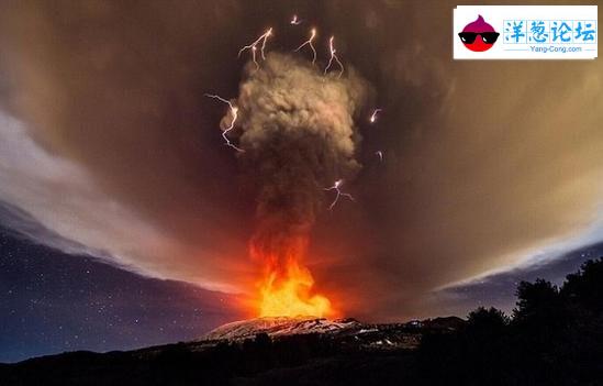 欧洲最高火山喷发，火山灰中出现闪电蔚为壮观