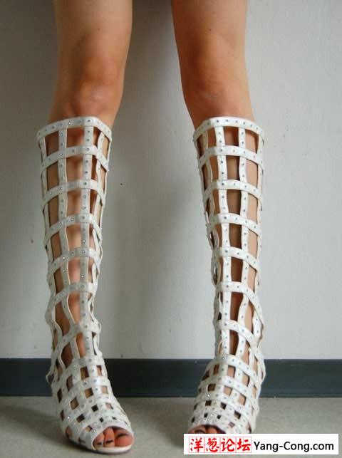 时尚美女的网状长筒靴(组图)