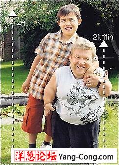英国“最矮小的父亲” 身高只有88厘米(图)
