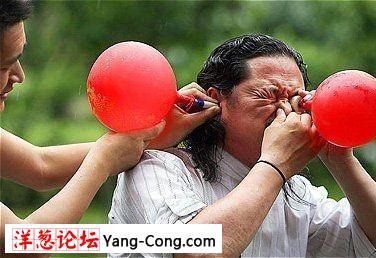 山东奇人用眼睛喷牛奶用耳朵吹气球(组图)