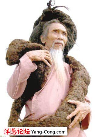 越南老头蓄发50年头发长达6.8米 世界最长(图)
