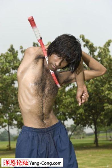 印度男孩柔韧性超惊人 可蜷缩钻网球拍(组图)