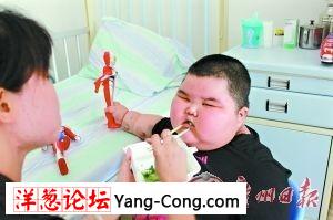 广东佛山3岁男童体重暴增达120斤 智力胜六龄童(组图)