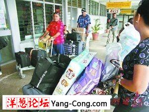 在苏瓦机场，几乎每个返回图瓦卢的人都带着超多行李。  广州日报 图