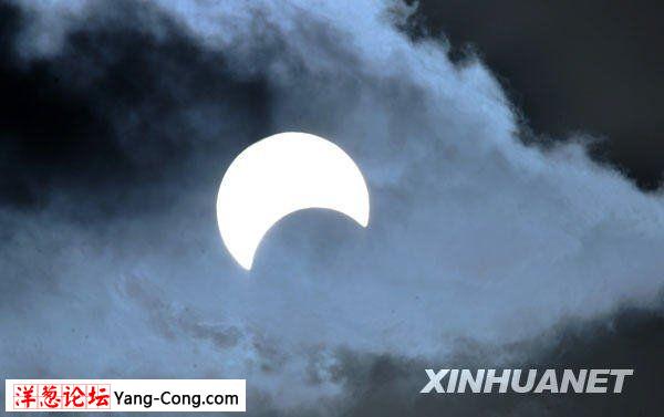 这是1月15日下午4时03分在云南省昆明市拍摄的日偏食景象。新华社记者 蔺以光 摄