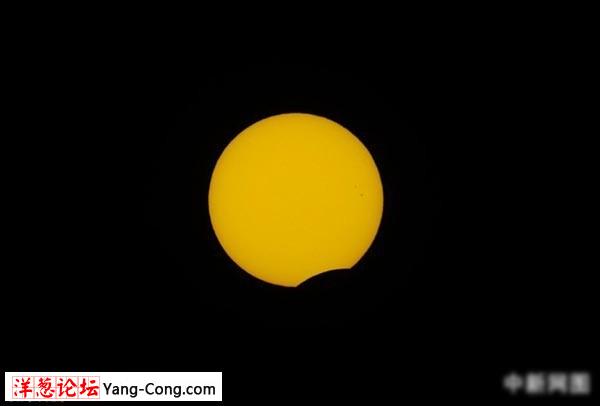 图为1月15日北京时间15:38拍摄到的太阳。中新网记者 金硕 摄