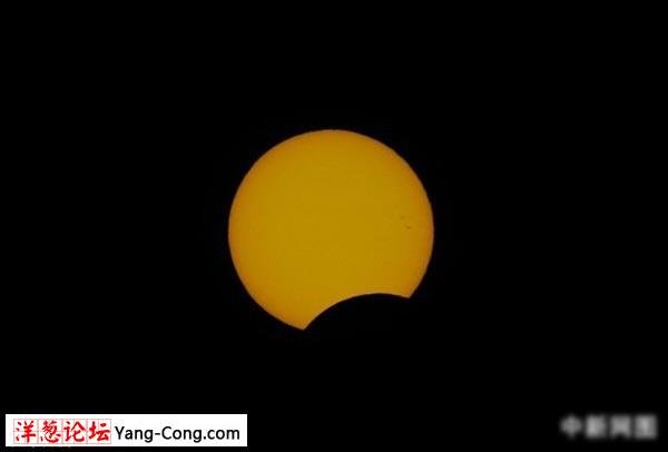 图为1月15日北京时间15:47拍摄到的太阳。中新网记者 金硕 摄