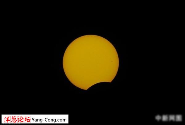 图为1月15日北京时间15:42拍摄到的太阳。中新网记者 金硕 摄