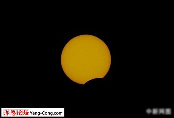 图为1月15日北京时间15:40拍摄到的太阳。中新网记者 金硕 摄