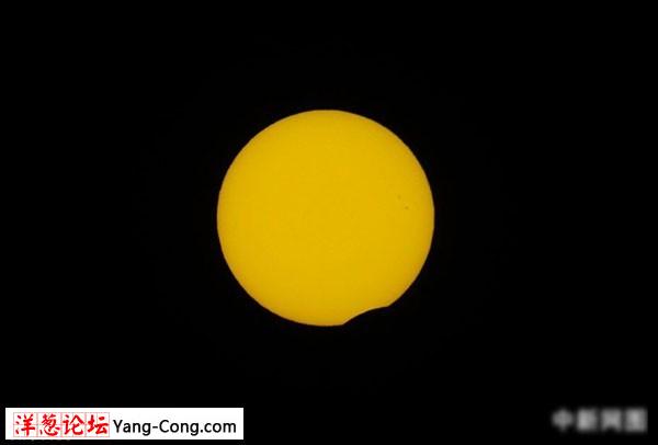 图为1月15日北京时间15:35拍摄到的太阳。中新网记者 金硕 摄
