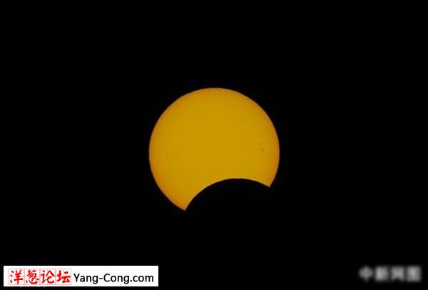 图为北京时间15:57拍摄到的太阳。中新网记者 金硕 摄