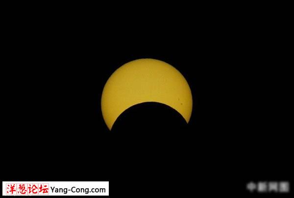 图为1月15日北京时间16:18拍摄到的太阳。中新网记者 金硕 摄