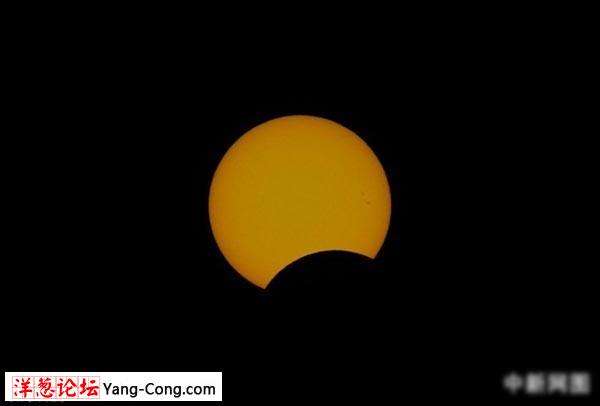 图为1月15日北京时间15:53拍摄到的太阳。中新网记者 金硕 摄