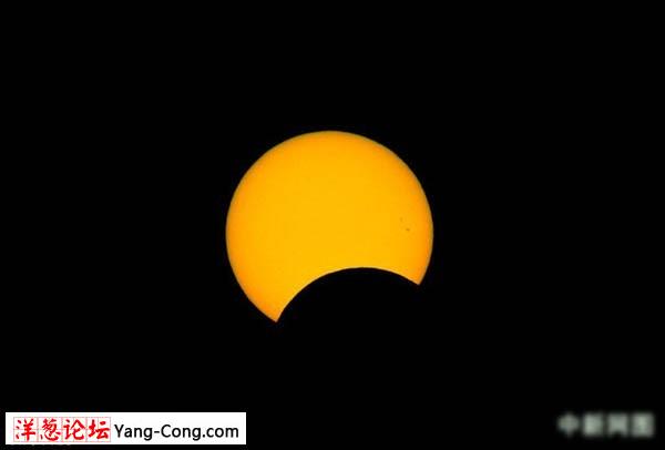 图为1月15日北京时间16:01拍摄到的太阳。中新网记者 金硕 摄