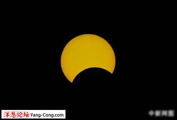 图为1月15日北京时间16:06拍摄到的太阳。中新网记者 金硕 摄