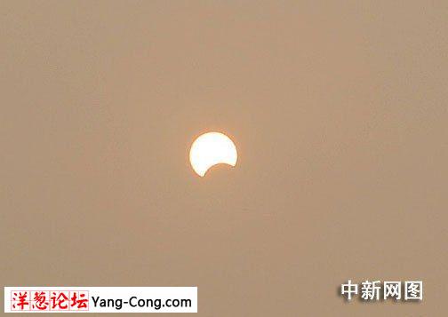1月15日下午15时32分左右，一场“千年一遇”的日环食天文奇观如约光临中国，让天文爱好者们一饱眼福。图为重庆主城区初现日环食奇景。曹多然 摄