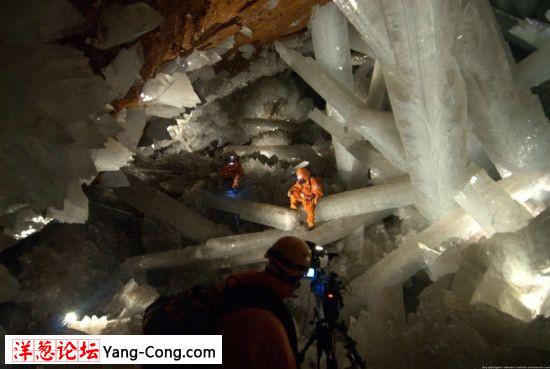 探险世界最大水晶洞:巨型水晶长达11米(组图)