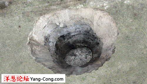 德国惊现40米深神秘圆坑 仿佛炸弹爆炸形成的弹坑(组图)