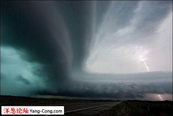 欣赏恶劣天气下的自然奇观 摄影师追赶风暴拍摄(组图)