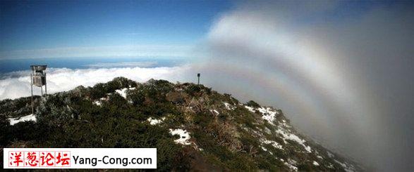欣赏西班牙加那利群岛上壮美的雾虹景观(组图)