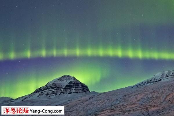 绿紫相间似火焰的冰岛北极光壮观美景(组图)