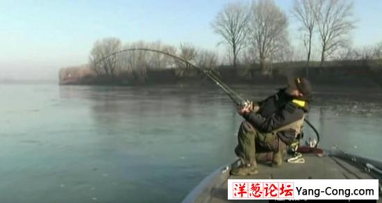 男子在河中钓鱼 钓上来神秘巨兽(1)