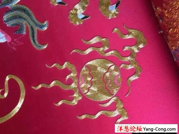 女子用4斤黄金白银绣出金丝龙袍 价值40万元(14)