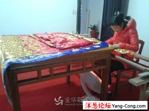 女子用4斤黄金白银绣出金丝龙袍 价值40万元(6)