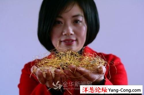 女子用4斤黄金白银绣出金丝龙袍 价值40万元(16)
