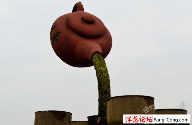 重庆悬空茶壶遭吐槽 绿色水柱似粪便(3)