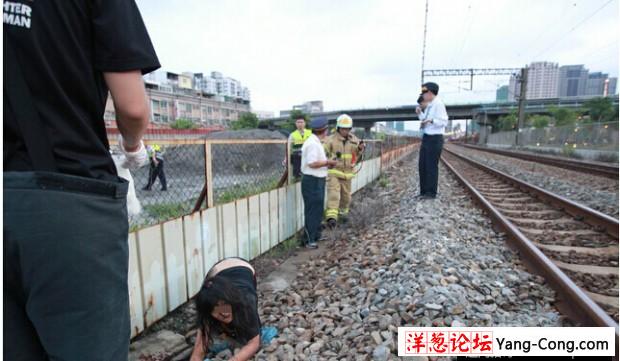 女子脚掌惨被火车碾断趴地哀嚎 (1)