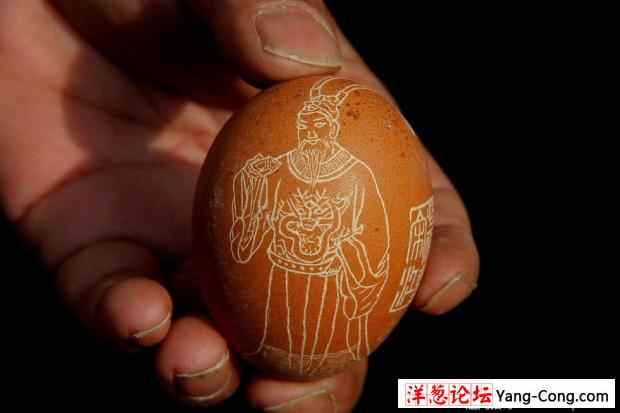 花甲老人鸡蛋上雕刻“水浒108将”(5)