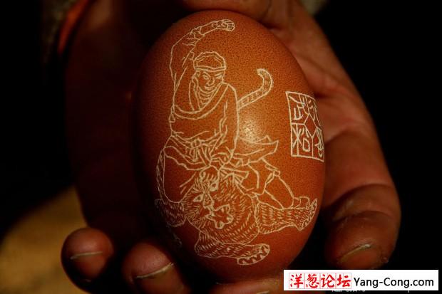 花甲老人鸡蛋上雕刻“水浒108将”(1)