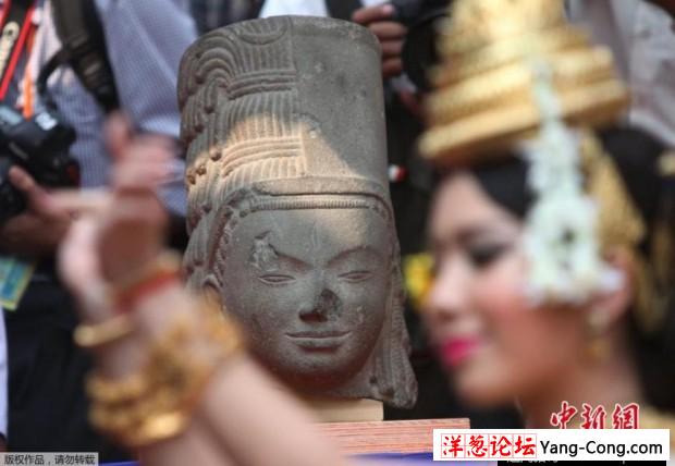 法国归还柬埔寨一尊130年前被盗雕像(5)