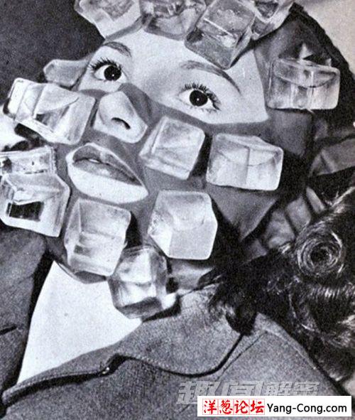 一名女性正在敷一种镶嵌冰块的“美容面具”