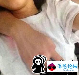 网络平胸大赛走红 妹子胸部被当做鼠标垫(1)