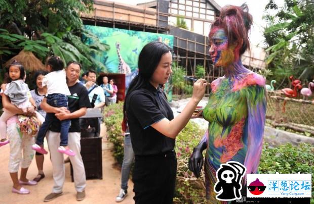三亚动物园美女人体彩绘 与动物互动吸引游人(6)