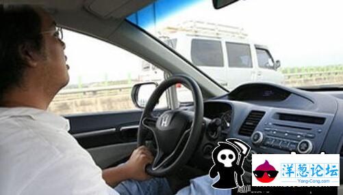 司机休息时怕被盗 在副驾绑充气娃娃值班(2)