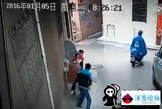 广东两男子当街抢劫女子 勒脖拖行(7)