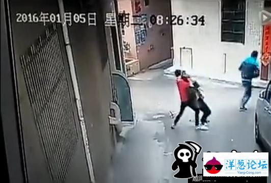 广东两男子当街抢劫女子 勒脖拖行(10)