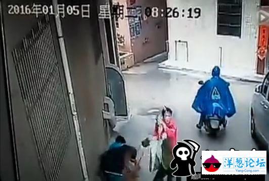 广东两男子当街抢劫女子 勒脖拖行(6)