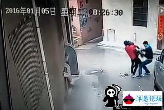 广东两男子当街抢劫女子 勒脖拖行(9)