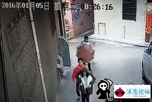 广东两男子当街抢劫女子 勒脖拖行(2)