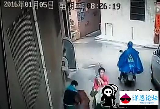 广东两男子当街抢劫女子 勒脖拖行(5)