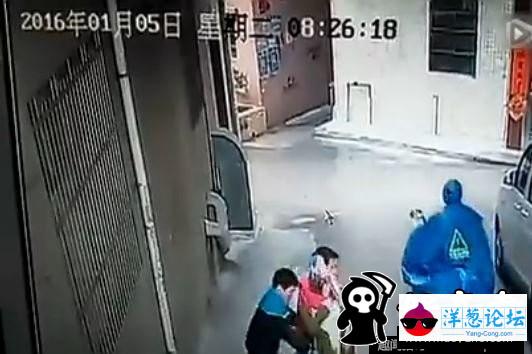 广东两男子当街抢劫女子 勒脖拖行(4)