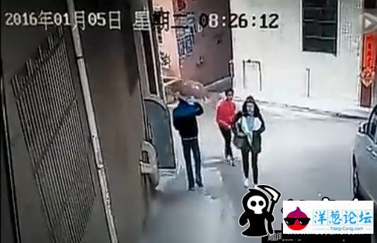 广东两男子当街抢劫女子 勒脖拖行(1)