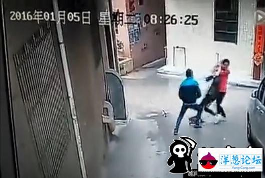 广东两男子当街抢劫女子 勒脖拖行(8)