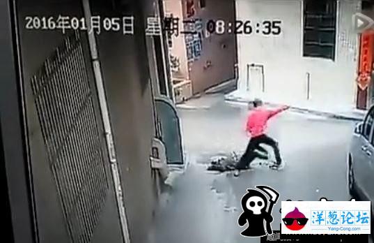 广东两男子当街抢劫女子 勒脖拖行(11)
